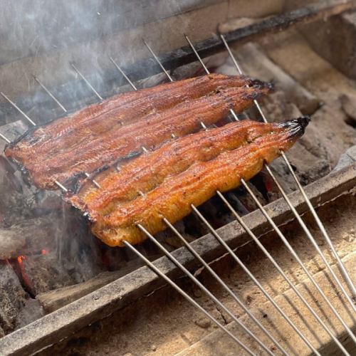 .
Made with extra-large eels from Mikawa Isshiki, Aichi Prefecture!

The three major eel producing areas in Japan are
Kagoshima Prefecture, Miyazaki Prefecture, and Aichi Prefecture
The top major brands in Aichi Prefecture are
Made in Mikawa Isshiki!
.
The skin is soft, the meat is fatty and plump, and it has a distinctive taste.
It has received high praise from all over the country for both its quality and taste.

We only use extra-large eels from Mikawa Isshiki.
We stock the best products on that day,
The eel is washed in the restaurant's well water to remove excess oil.
We only provide the necessary amount each day.

Please enjoy a cup of bliss.

Reservations can be made by phone or via Hot Pepper Gourmet.
Please note that we do not accept reservations via Instagram DM.

business hours
11:00-20:00 (last order 20:00)
(Tea time from 2pm to 5pm. Eel dishes can also be ordered.)

#Komaki City
#Eel restaurant
#CharcoalGrilledEelShichifuku
#Komaki Gourmet
#eel