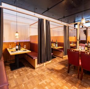 【貸切25名から50名】会社宴会やプライベートな集まりや打ち上げなどにも最適です♪　適度な距離を保ちゆったりお座り頂ける空間となっております