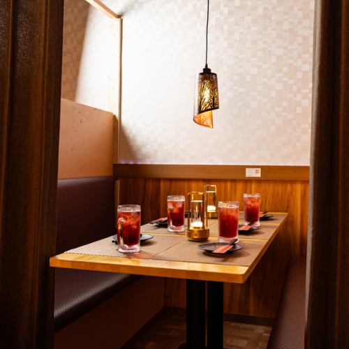 本厚木駅から徒歩5分とアクセス便利！落ち着いたダウンライトと温かいテーブルライトの灯りが心地よい、オシャレな雰囲気のお店です。お席はテーブル席と個室があり、使い勝手もバツグン。デートや友人との集まり、会社の宴会など幅広いシーンでご利用いただけます♪