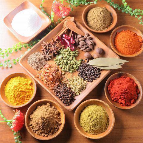 厳選スパイスを独自配合し肉を芳醇な香りに引きたたせる