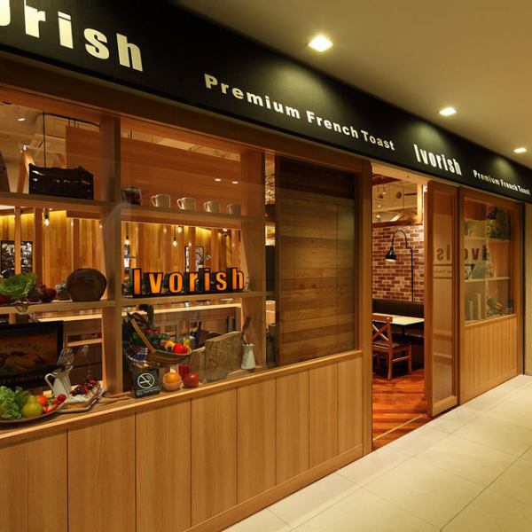 天井が高く隣との間隔も程よく取られているので、周りを気にせず楽しめます。また、カウンター席などもご用意しておりますので、少人数でもゆったりとお過ごしいただけます。オシャレで落ち着いた空間で自分たちの時間を楽しんでみてはいかがでしょうか♪