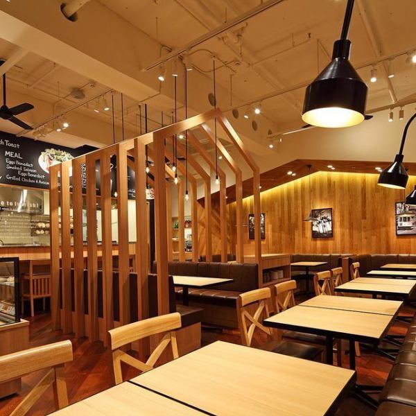 木の温もりが感じられる明るい店内にあるカウンター席。目の前にはオープンキッチンが広がり、フレンチトーストを作る姿を見ることができる特等席。2名様～様々な人数でご利用可能なテーブル席やソファー席をご用意しております。