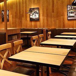 2名様～様々な人数でご利用可能なテーブル席をご用意しております。