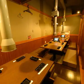 [Perfect for company parties and celebrations!] Our comfortable sunken seating area is ideal for families, as well as large groups for parties and celebrations!