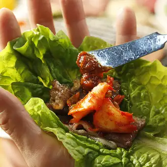 烤肉配生菜（佐以肉酱）