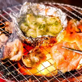 用锡纸包裹烤制的大蒜