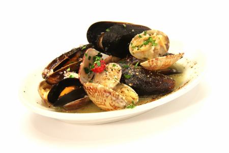 Steamed clams and mussels with white wine / Grilled spicy chorizo on an iron plate / Grilled thick-sliced bacon in a kiln