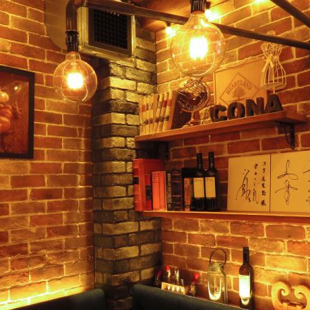 The brick interior and antique accessories create a stylish look.[Italian / Women's Association / Secondary Party / All-you-can-drink / Banquet / Birthday / Pizza / Tenmonkan / Kagoshima]