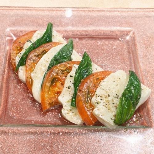 フレッシュトマトとバジルのカプレーゼ
