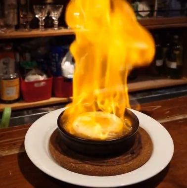 【ワカコ酒で出てきたあの料理！】目の前で炎が上がる炎のカマンベールチーズは記念日・デートに最適♪