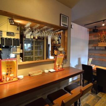 【ふらりと立ち寄れる気軽なカウンター席：1名様～4名様まで】厨房に隣接するカウンターに設けられた4名様まで着席可能なカウンター席。お一人様よりご利用いただけます。一杯だけ飲みたい、2軒目に2人だけで…そんなシーンにぴったり。思い立ったときにふらりと立ち寄って、気軽にカウンター席で一杯！大歓迎です。