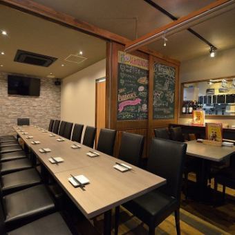 《店内貸切》賑やかで楽しい空間で大人数宴会【30名様～着席52名様／立食60名様まで】タイル調の壁や温かな木のテーブルのお洒落な店内。大型テレビを2台設置しているので、持ち込みいただいたDVDなど、お好きな映像を流すことができます。日～木曜は30名様～、金・土曜は40名様～着席52名様／立食60名様まで対応。