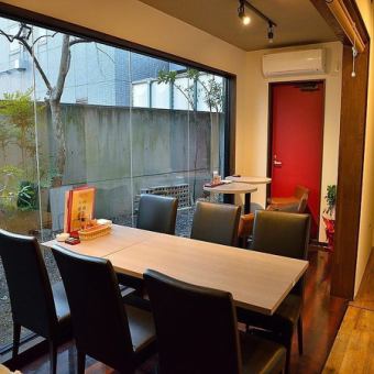 《半個室》窓際で開放感のあるロールカーテン仕切りの半個室【6～10名様まで】ロールカーテンで仕切ったテーブル席は、4名様用を１卓、6名様用を１卓ご用意。窓際のお席なので開放感もありつつ、プライベートを保ってご歓談をお楽しみいただけます！少人数様でのご利用もお気軽にお問い合わせください。