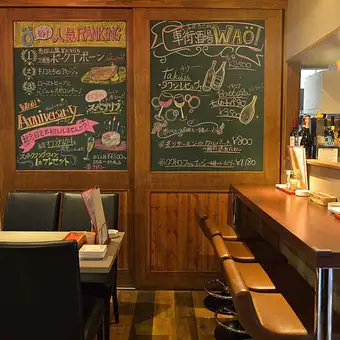 《カウンター席》店内には、ふらっと立ち寄りやすいカウンター席を全4席ご用意しております。木の温もりを感じるカウンターは程よい距離感で、ゆったりと自分のペースでお酒や料理を楽しめる空間です。