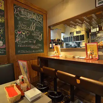 《カウンター席》お一人様でのちょい飲みはもちろん、少人数でのサク飲みやデートにもぴったり。目の前でドリンクが作られるライブ感も、カウンター席ならではの魅力です。