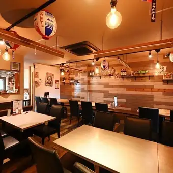 《店内貸切》貸切は最大53名様まで対応可能!広々とした空間で、周りを気にせずワイワイ楽しめるのが魅力です。団体利用でも一体感のある時間を過ごせ、思い出に残る宴会が実現します。