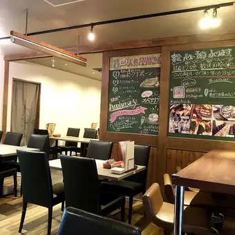 《店内貸切》木の温もりを感じる落ち着いた雰囲気の中、テーブル席を中心にレイアウトされているため、大人数でも一体感のある宴会が実現します。