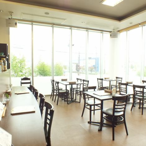 ガラス窓になっており、すっきり開放的で明るい店内となっております♪お子様用の椅子もご用意しております
