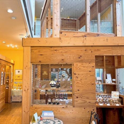 やまぎし養蜂場の1Fは、石川県産、国内外の豊富なはちみつを使用した商品を販売しております！ぜひかふぇでお食事を楽しんだあとは、お好みのはちみつを選んでご自宅でもお楽しみください♪