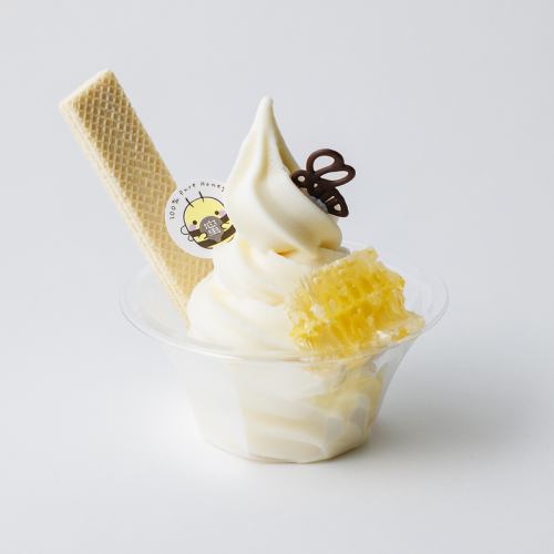 ソフトクリーム（巣蜜添え）