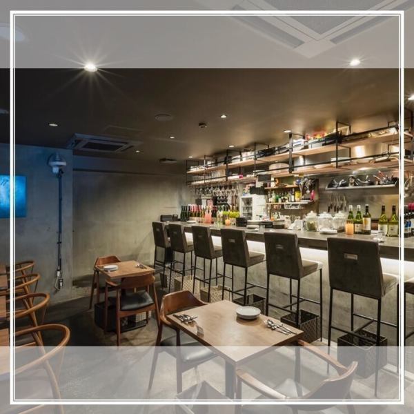 梅田駅・大阪駅から徒歩10分・東梅田駅から徒歩5分の好立地！落ち着いた配色の雰囲気抜群の店内★店内は広々とした空間！カウンターが一番人気で仕事帰りのサク飲みや一人飲みでもOK！こだわりの料理でお待ちしております。