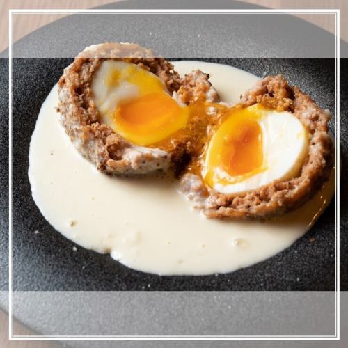 【当店イチオシメニュー♪】半熟スコッチエッグのトリュフホワイトソースがけ！インスタ映えにも★