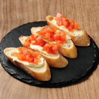 トマトとクリームチーズのブルスケッタ