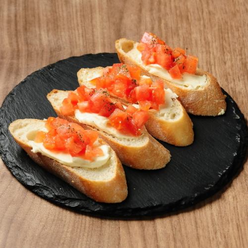 トマトとクリームチーズのブルスケッタ