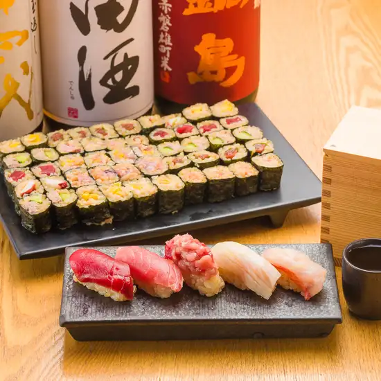 あて巻き全品528円（税込）。鮮魚の握りと肴で一杯やれる寿司酒場