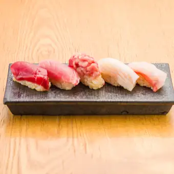 【堪能】国産生本鮪と鮮魚5貫握り＋選べるつまみ寿司2種 全7皿20品 2.5H飲放 5,800円