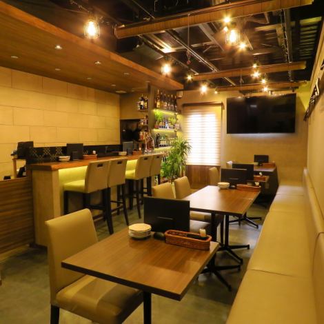 明るく落ち着いた空間づくりが魅力の店内は、木目調を基調としたやさしい雰囲気。料理と一緒にゆっくり会話を楽しめるテーブル席が充実しており、友人や家族との食事はもちろん、テレビでスポーツ観戦を楽しみながらの飲み会にもおすすめ。お子様連れでも安心して過ごせるので、ファミリー利用にもぴったりな空間です。