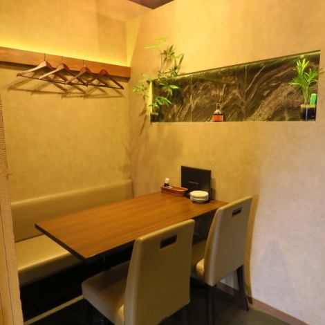 店内一番奥のの個室空間は、まわりを気にせず会話に集中できる落ち着いた雰囲気が魅力。記念日や誕生日などの特別な日には、メッセージ入りのデザートプレートでサプライズ演出も可能です。カップルのデートや少人数でのプライベート利用にも最適。サービスも丁寧で、ゆったりとした時間を過ごしたい方にぴったりです。