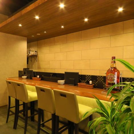 温かみあるカウンター席は、店主との距離感も近く、ひとり飲みや気軽な立ち寄りにぴったりの空間。4席のみの特等席は、お酒とつまみをゆっくり楽しみたい方に好評です。木のぬくもりに包まれた空間は、どの時間帯でも居心地がよく、会話や食事に集中できます。シーンを選ばず幅広く使える柔軟さも魅力のひとつです。