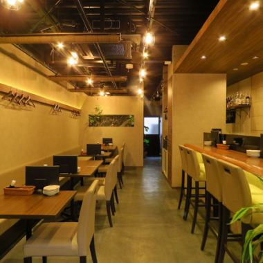 仕事仲間や地元仲間など大人数での懇親会や歓送迎会やパーティーを貸切で楽しむことができます◎開放的で落ち着いた雰囲気の空間のなかでオススメのカクテルやお料理を囲みながら楽しくわいわするのにぴったりです。