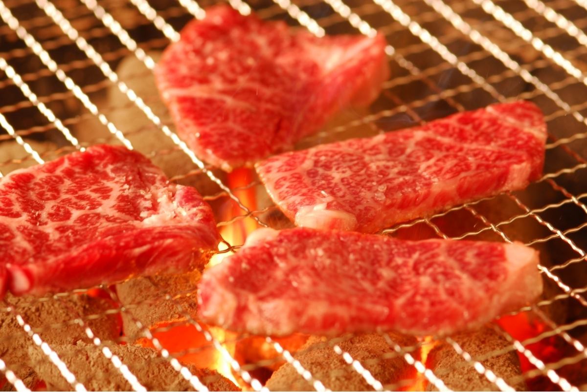 When it comes to family yakiniku, Mikakuen is the place to go! Cheerful staff who love children will welcome you.