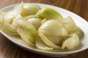 Salt-grilled onions/salt-grilled king oyster mushrooms