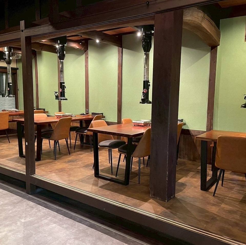 落ち着いた雰囲気の店内で、ゆったりとお食事が楽しめます。