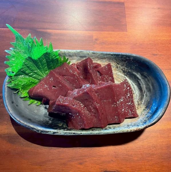 【とろける食感！】贅沢に炙って絶品ごま油塩で味わう新鮮牛上レバー1100円（税込）