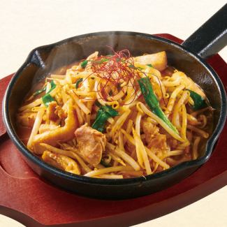 鶏とたっぷりもやしの味噌炒め
