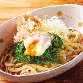 茎わかめと温玉の冷やしうどん
