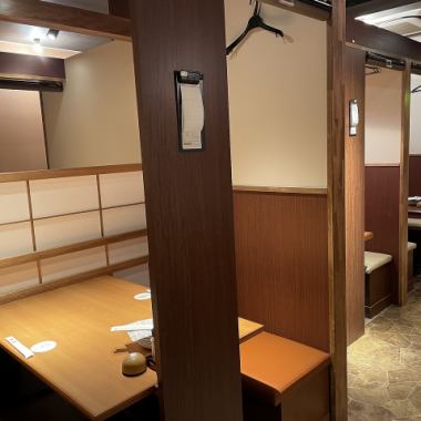 おしゃれな雰囲気の店内！女子会やママ会にもオススメです！おしゃれ空間でゆったりお楽しみいただけます♪テーブル席で広々！※画像は小岩南口店　２～４名　半個室