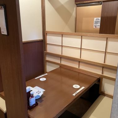 大人数様でもＯＫ！掘りごたつ席も完備◎会社宴会や同窓会など様々なシーンでご利用いただけます♪お気軽にご相談くださいませ！※画像は小岩南口店　仕切りを上げればテーブル席でも５～８名様がお顔を合わせながらご利用いただけます。