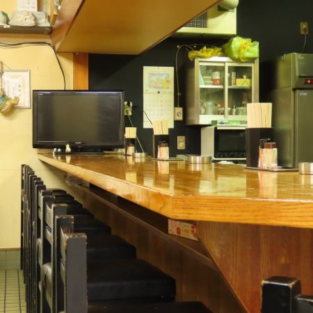 Spacious counter seating! Use it for a quick drink after work!