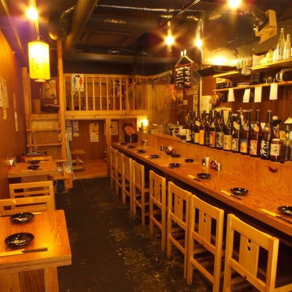 店内は親しみやすいアットホームで、カウンターには中本格焼酎のラベルが並ぶお酒好きにはたまらない雰囲気。平日のお仕事帰りにも気軽に立ち寄れる♪