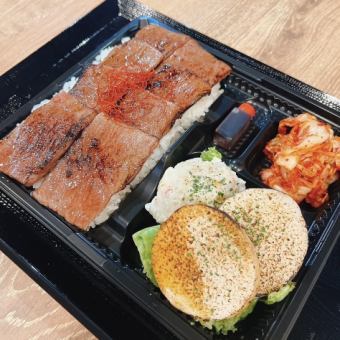 とろけるような食感が堪らない♪炭火焼肉弁当【3】GOLD「黒毛和牛特選カルビ弁当」2500円(税込)