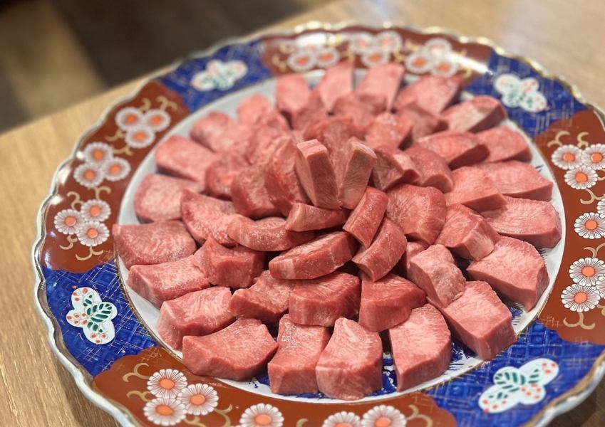 【炭火焼肉へのこだわり】上質なお肉を炭火で焼くことでより美味しい焼肉に。仕入れからこだわります。