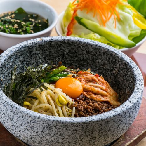 따끈 따끈한 돌솥 비빔밥