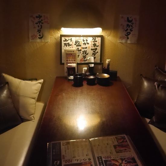 Plenty of private rooms with horigotatsu! 825 JPY (incl. tax) with 100 types of all-you-can-drink, including draft beer and fruit wine