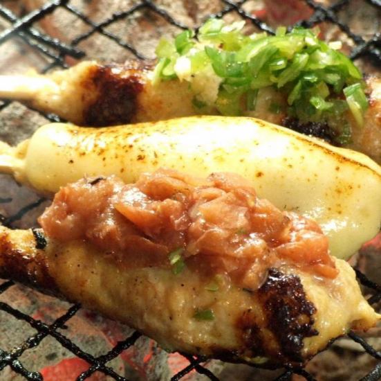 Their prized charcoal-grilled yakitori and raw meatballs start at 110 JPY!