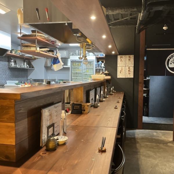 [Seats where you can see the cooking in front of you] The counter seats, where you can get a glimpse of the scenery of the kitchen, can seat 1 to 12 people.Ideal for small groups such as dates and small drinks on the way home from work.Feel free to use it by yourself.